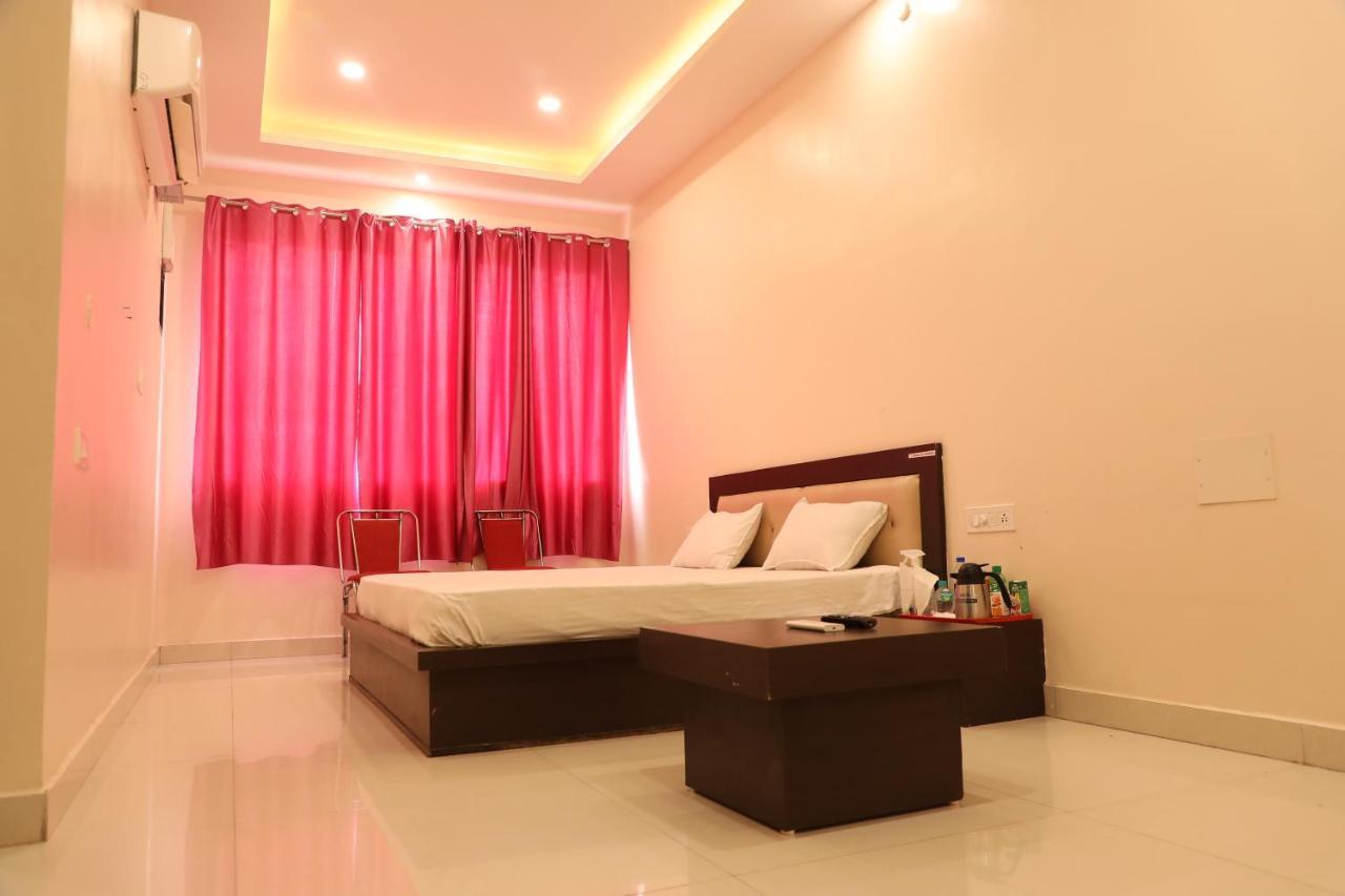 Bina-Etawa Hotel Shri Siddhivinayak מראה חיצוני תמונה
